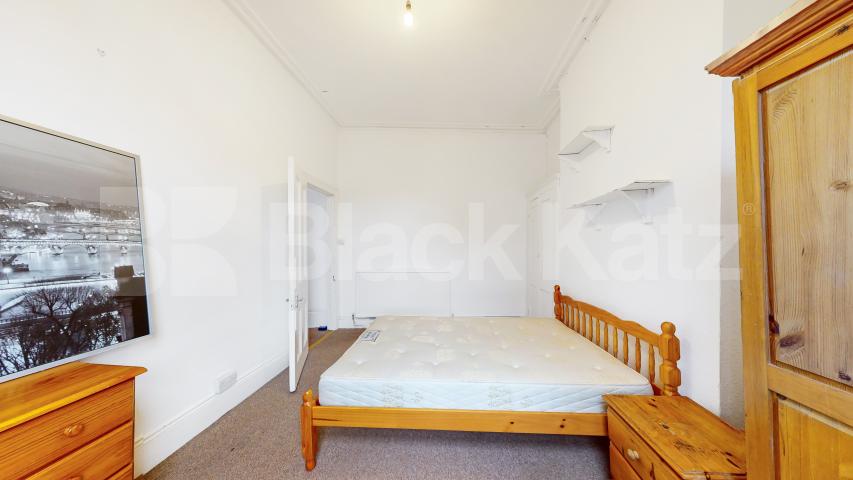 			4 Bedroom, 1 bath, 1 reception Flat			 Shepherds Bush Road, Hammersmith